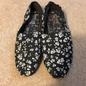 Worn once. Bobs by Skechers. sz 9 1/2